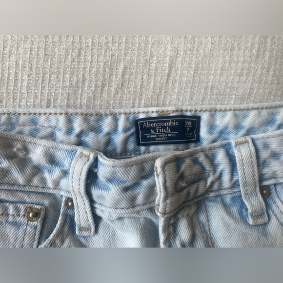 Light wash ripped jean shorts - Abercrombie size 2 - Picture 3 of 3